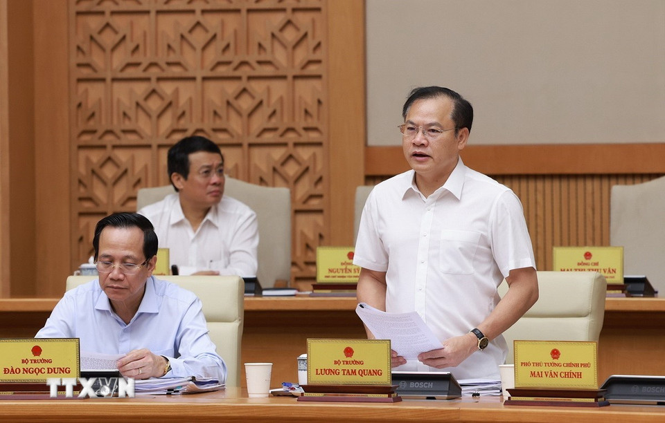 Thứ trưởng Bộ Công an Nguyễn Văn Long trình bày tờ trình tóm tắt về Dự án Luật sửa đổi, bổ sung một số điều của Luật Lý lịch tư pháp. (Ảnh: Dương Giang/TTXVN)