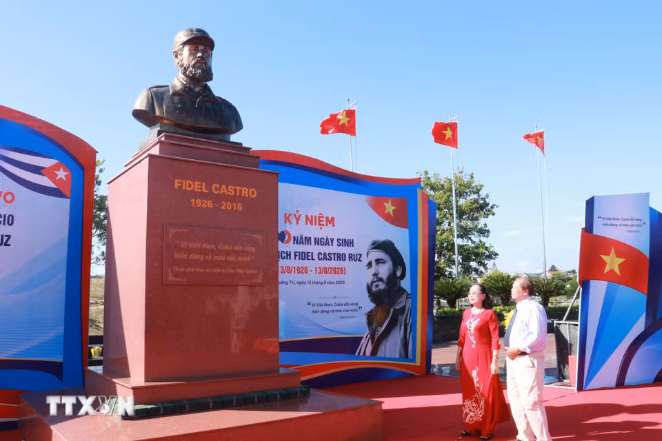 Bà Nguyễn Thị Hương luôn tự hào và cảm thấy may mắn khi được chính vị lãnh tụ vĩ đại Fidel Castro trực tiếp cứu sống sau khi bị thương nặng do bom mìn vào năm 1973. (Ảnh: Tường Vi/TTXVN)