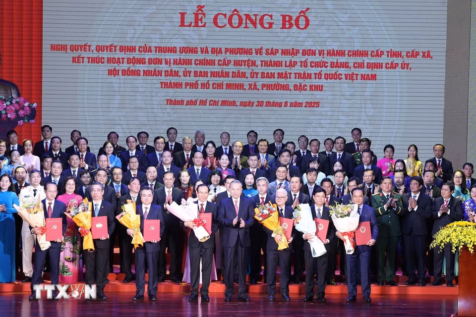 Tổng Bí thư Tô Lâm trao các nghị quyết, quyết định của Trung ương về việc sáp nhập đơn vị hành chính và thành lập tổ chức đảng, chỉ định cấp ủy, Hội đồng Nhân dân, Ủy ban Nhân dân, Ủy ban Mặt trận Tổ quốc Việt Nam của Thành phố Hồ Chí Minh. (Ảnh: Thống Nhất/TTXVN)