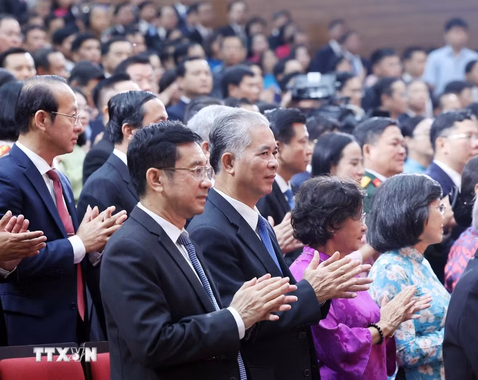 Các đại biểu dự lễ công bố Nghị quyết sáp nhập đơn vị hành chính tại Thành phố Hồ Chí Minh. (Ảnh: Thống Nhất/ TTXVN)