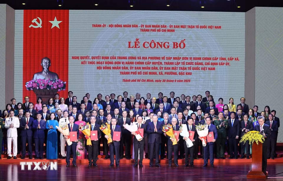 Tổng Bí thư Tô Lâm trao các nghị quyết, quyết định của Trung ương về việc sáp nhập đơn vị hành chính và thành lập tổ chức đảng, chỉ định cấp ủy, Hội đồng Nhân dân, Ủy ban Nhân dân, Ủy ban Mặt trận Tổ quốc Việt Nam của Thành phố Hồ Chí Minh. (Ảnh: Thống Nhất/TTXVN)