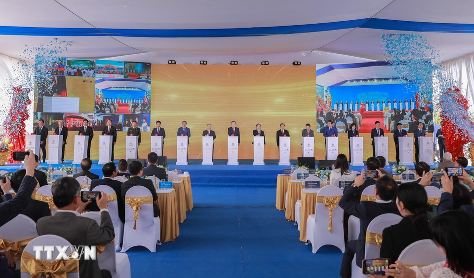 Chủ tịch Quốc hội Trần Thanh Mẫn và đại biểu thực hiện nghi thức khởi công Dự án. (Ảnh: Doãn Tấn/TTXVN)