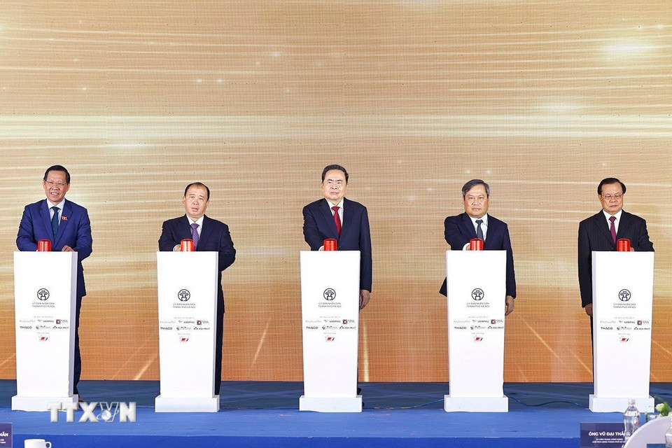 Chủ tịch Quốc hội Trần Thanh Mẫn và đại biểu thực hiện nghi thức khởi công Dự án. (Ảnh: Doãn Tấn/TTXVN)