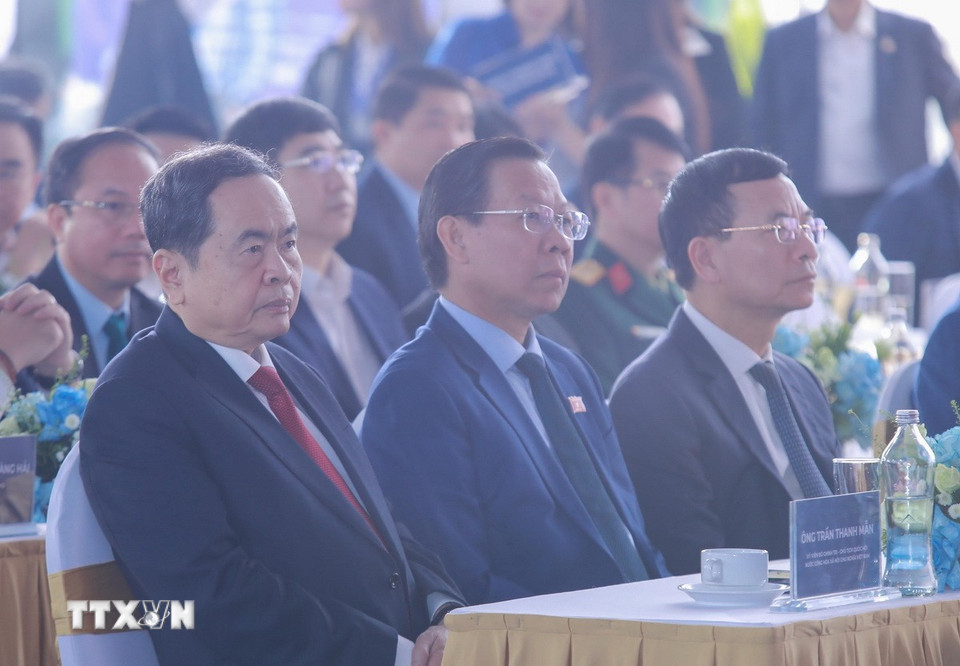 Chủ tịch Quốc hội Trần Thanh Mẫn và các đại biểu dự lễ khởi công Dự án trục đại lộ cảnh quan sông Hồng. (Ảnh: Phan Phương/TTXVN)