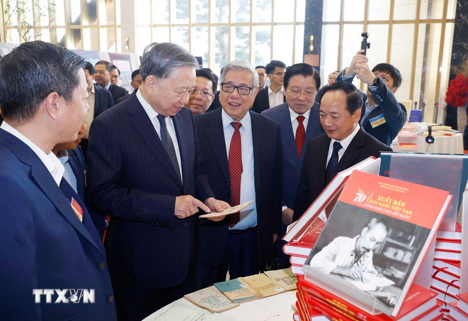 Tổng Bí thư Tô Lâm tham quan không gian trưng bày sách. (Ảnh: Thống Nhất/TTXVN)