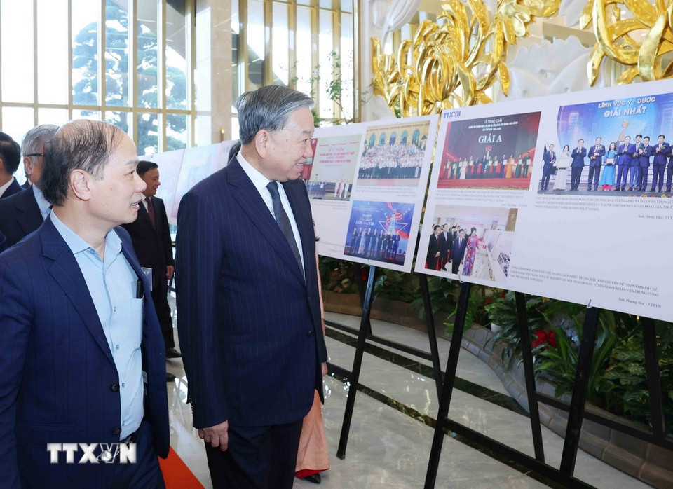 Tổng Bí thư Tô Lâm tham quan Trưng bày ảnh các hoạt động tiêu biểu của ngành Tuyên giáo và Dân vận năm 2025, do Thông tấn xã Việt Nam thực hiện và Hội Nghệ sỹ nhiếp ảnh Việt Nam phối hợp thực hiện. (Ảnh: Phương Hoa/TTXVN)