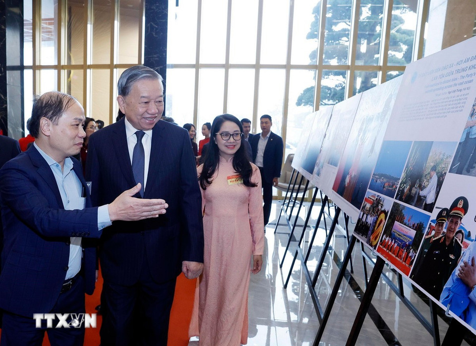 Tổng Bí thư Tô Lâm tham quan không gian trưng bày ảnh, do Thông tấn xã Việt Nam và Hội Nghệ sỹ nhiếp ảnh Việt Nam phối hợp thực hiện. (Ảnh: Thống Nhất/TTXVN)