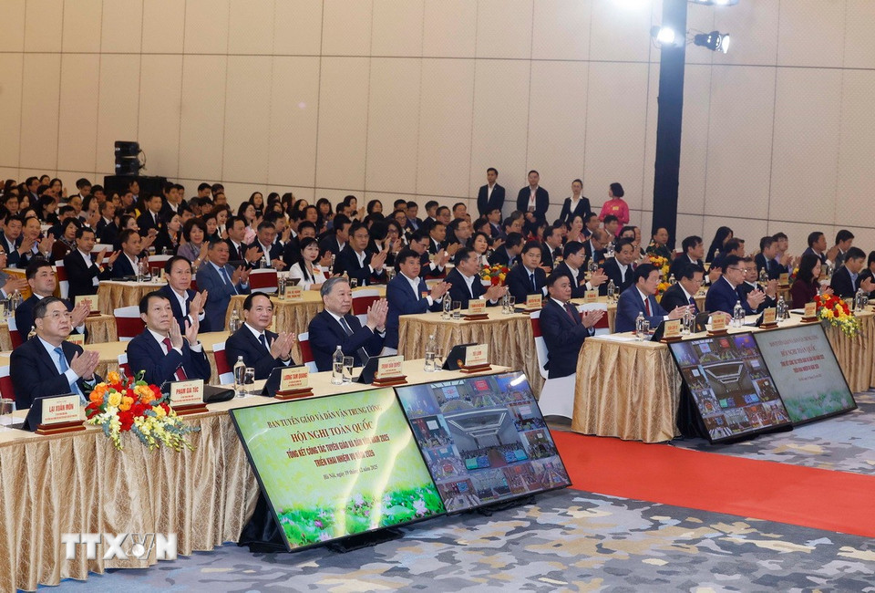 Tổng Bí thư Tô Lâm và lãnh đạo Đảng, Nhà nước dự Hội nghị toàn quốc tổng kết công tác Tuyên giáo và Dân vận năm 2025, triển khai nhiệm vụ năm 2026. (Ảnh: Thống Nhất/TTXVN)