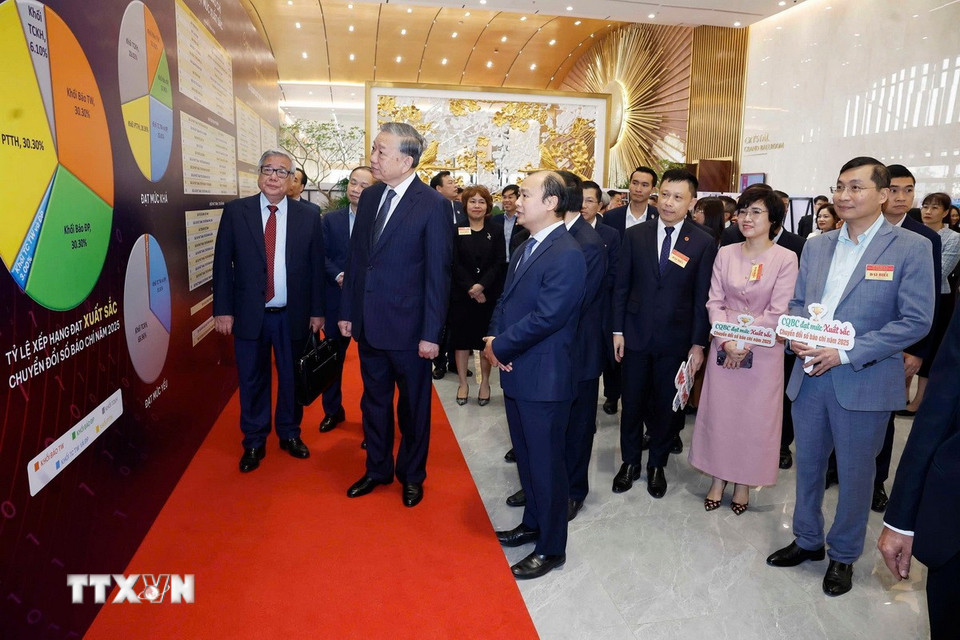 Tổng Bí thư Tô Lâm tham quan không gian trưng bày thành tựu chuyển đổi số trong báo chí. (Ảnh: Thống Nhất/TTXVN)