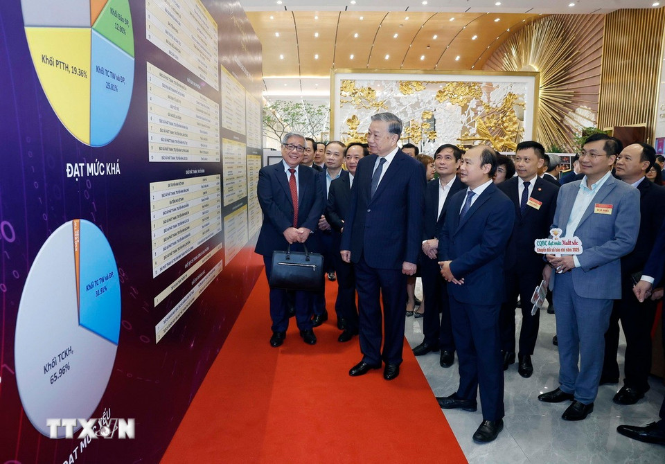 Tổng Bí thư Tô Lâm tham quan không gian trưng bày thành tựu chuyển đổi số trong báo chí. (Ảnh: Thống Nhất/TTXVN)