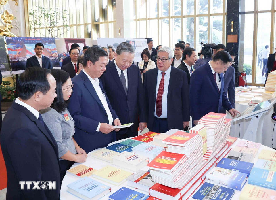 Tổng Bí thư Tô Lâm tham quan trưng bày các ấn phẩm xuất bản của ngành Tuyên giáo và Dân vận. (Ảnh: Phương Hoa/TTXVN)