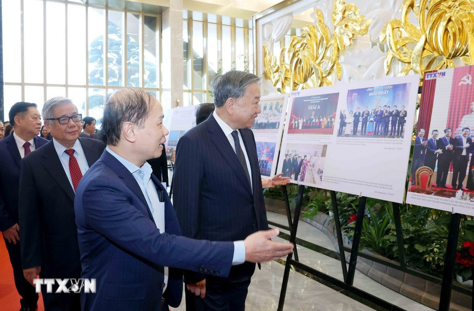 Tổng Bí thư Tô Lâm tham quan Trưng bày ảnh các hoạt động tiêu biểu của ngành Tuyên giáo và Dân vận năm 2025, do Thông tấn xã Việt Nam thực hiện và Hội Nghệ sỹ nhiếp ảnh Việt Nam phối hợp thực hiện. (Ảnh: Phương Hoa/TTXVN)