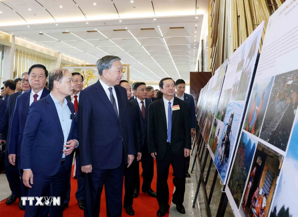Tổng Bí thư Tô Lâm tham quan Trưng bày ảnh các hoạt động tiêu biểu của ngành Tuyên giáo và Dân vận năm 2025, do Thông tấn xã Việt Nam thực hiện và Hội Nghệ sỹ nhiếp ảnh Việt Nam phối hợp thực hiện. (Ảnh: Phương Hoa/TTXVN)