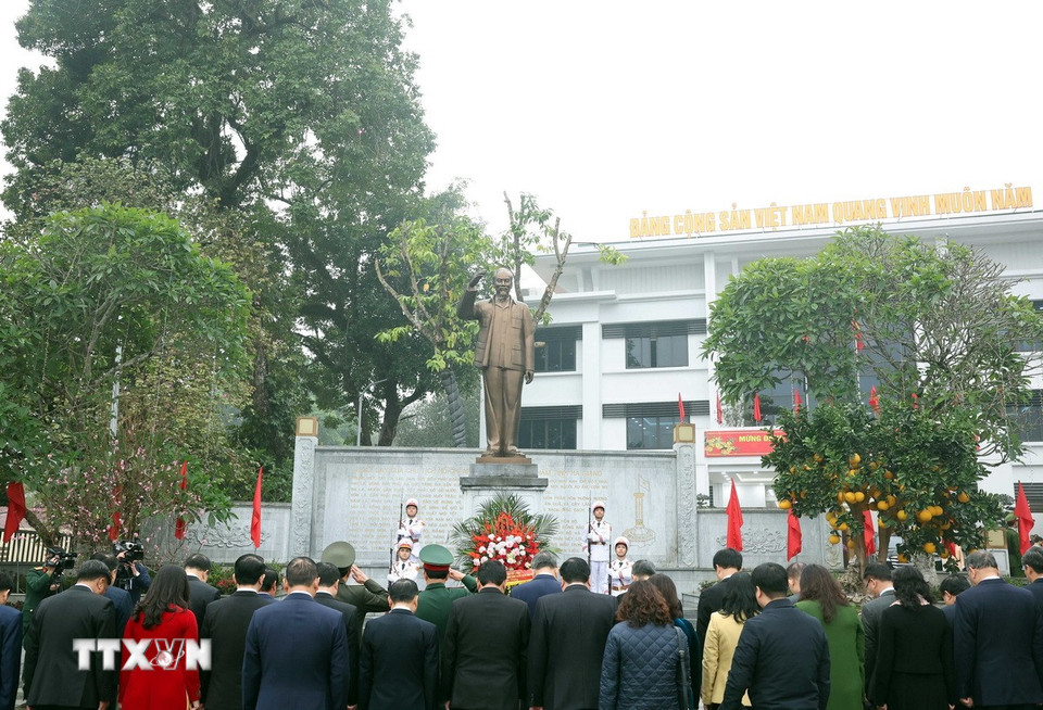 Tổng Bí thư Tô Lâm và đoàn công tác dâng hoa tưởng nhớ Chủ tịch Hồ Chí Minh tại Tỉnh ủy Hà Giang. (Ảnh: Thống Nhất/TTXVN)