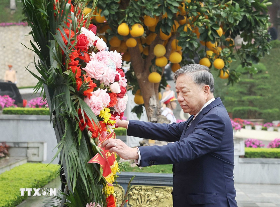 Tổng Bí thư Tô Lâm dâng hoa trước Tượng đài Bác Hồ trong khuôn viên Tỉnh ủy Hà Giang. (Ảnh: Thống Nhất/TTXVN)