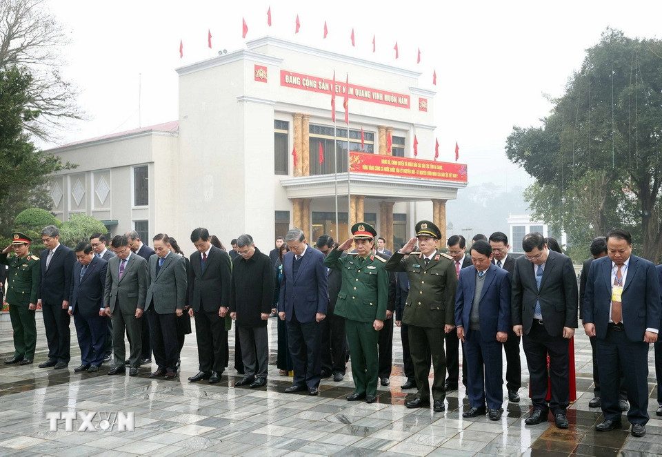 Tổng Bí thư Tô Lâm và đoàn công tác thành kính tưởng nhớ Chủ tịch Hồ Chí Minh. (Ảnh: Thống Nhất/TTXVN)