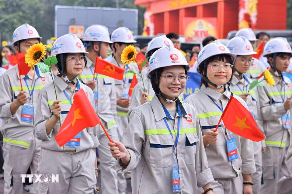 Công nhân lao động diễu hành chào mừng kỷ niệm 140 năm Ngày Quốc tế Lao động. (Ảnh: Minh Đức/TTXVN)