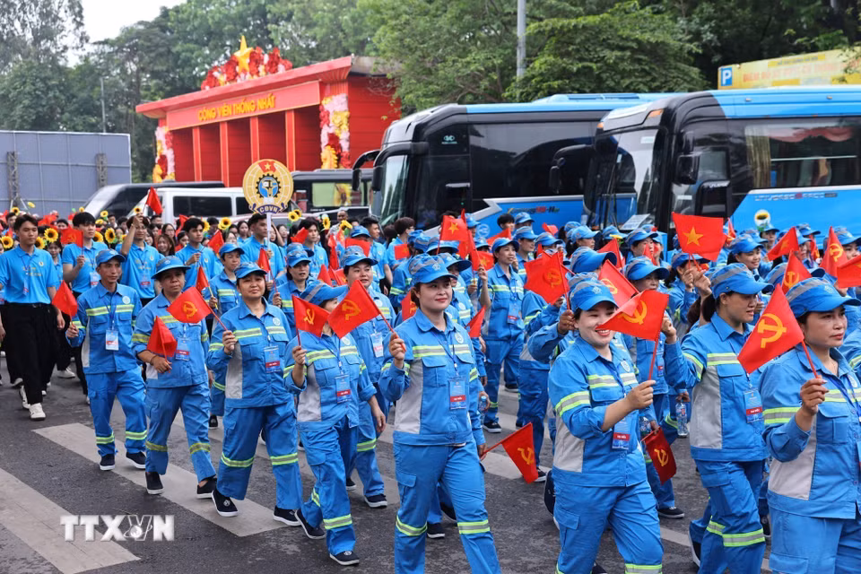 Công nhân lao động diễu hành chào mừng kỷ niệm 140 năm Ngày Quốc tế Lao động. (Ảnh: Minh Đức/TTXVN)