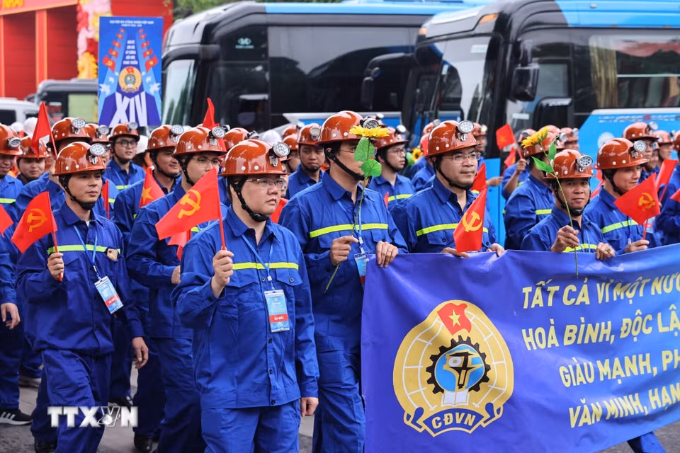 Công nhân lao động diễu hành chào mừng kỷ niệm 140 năm Ngày Quốc tế Lao động. (Ảnh: Minh Đức/TTXVN)