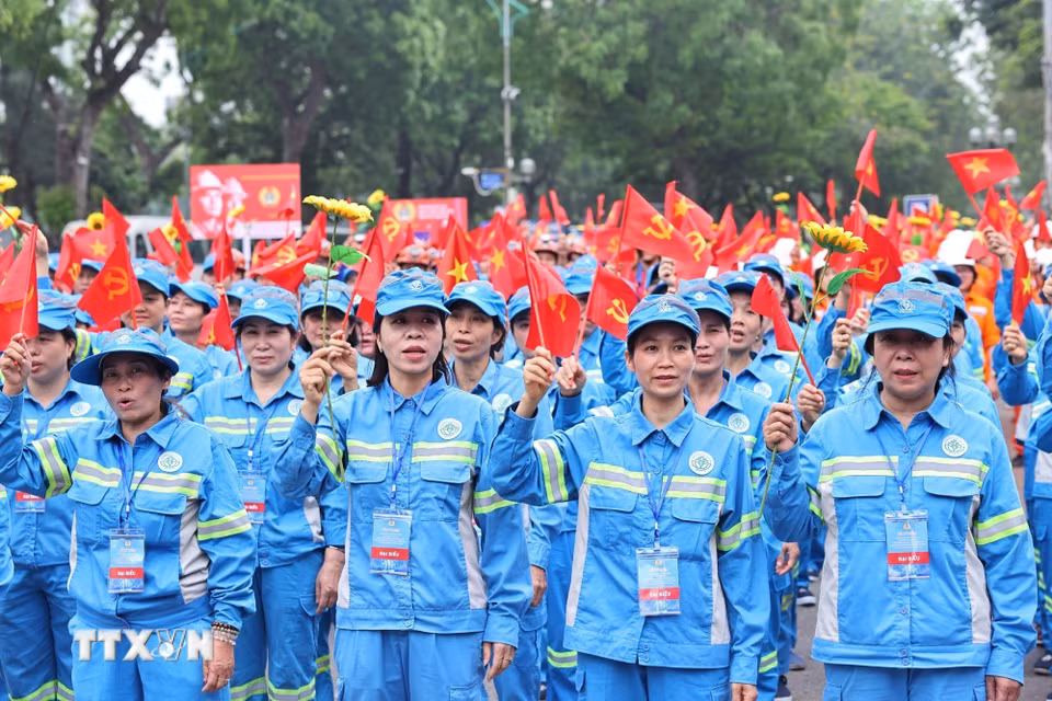 Công nhân lao động diễu hành chào mừng kỷ niệm 140 năm Ngày Quốc tế Lao động. (Ảnh: Minh Đức/TTXVN)
