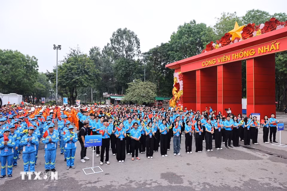 Công nhân lao động diễu hành chào mừng kỷ niệm 140 năm Ngày Quốc tế Lao động. (Ảnh: Minh Đức/TTXVN)