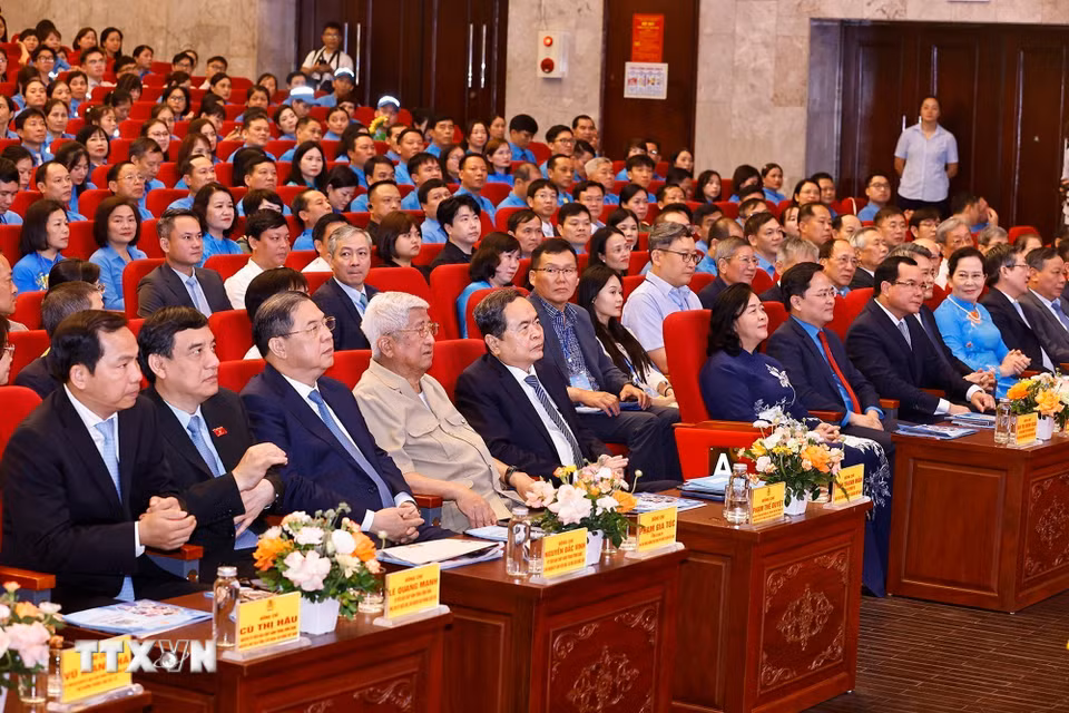 Chủ tịch Quốc hội Trần Thanh Mẫn và đại biểu dự Lễ kỷ niệm 140 năm Ngày Quốc tế Lao động. (Ảnh: Doãn Tấn/ TTXVN)