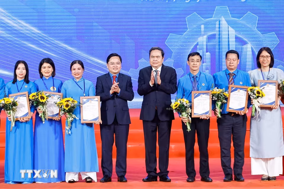 Chủ tịch Quốc hội Trần Thanh Mẫn trao giấy chứng nhận, tuyên dương các Chủ tịch Công đoàn cơ sở xuất sắc tiêu biểu. (Ảnh: Doãn Tấn/TTXVN)