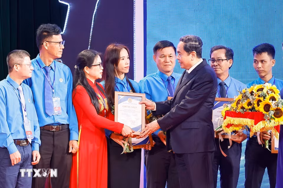 Chủ tịch Quốc hội Trần Thanh Mẫn trao giấy chứng nhận, tuyên dương các Chủ tịch Công đoàn cơ sở xuất sắc tiêu biểu. (Ảnh: Doãn Tấn/TTXVN)