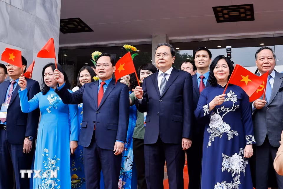 Chủ tịch Quốc hội Trần Thanh Mẫn và đại biểu dự Lễ kỷ niệm 140 năm Ngày Quốc tế Lao động. (Ảnh: Doãn Tấn/ TTXVN)