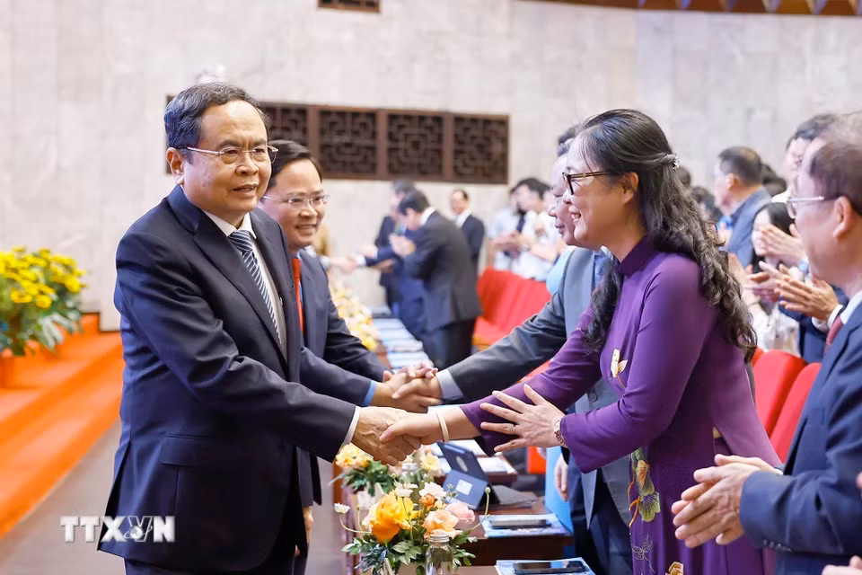 Chủ tịch Quốc hội Trần Thanh Mẫn với đại biểu dự Lễ kỷ niệm 140 năm Ngày Quốc tế Lao động. (Ảnh: Doãn Tấn/ TTXVN)