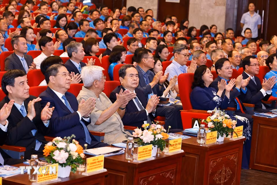 Chủ tịch Quốc hội Trần Thanh Mẫn và đại biểu dự Lễ kỷ niệm 140 năm Ngày Quốc tế Lao động. (Ảnh: Doãn Tấn/ TTXVN)