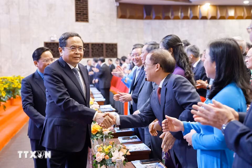 Chủ tịch Quốc hội Trần Thanh Mẫn với đại biểu dự Lễ kỷ niệm 140 năm Ngày Quốc tế Lao động. (Ảnh: Doãn Tấn/ TTXVN)