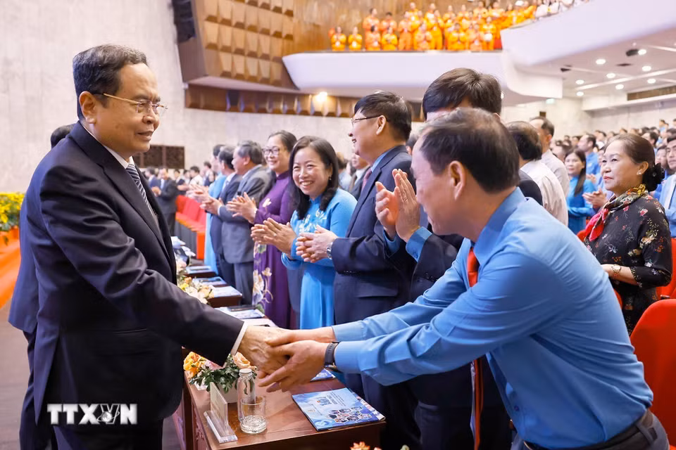 Chủ tịch Quốc hội Trần Thanh Mẫn với đại biểu dự Lễ kỷ niệm 140 năm Ngày Quốc tế Lao động. (Ảnh: Doãn Tấn/ TTXVN)