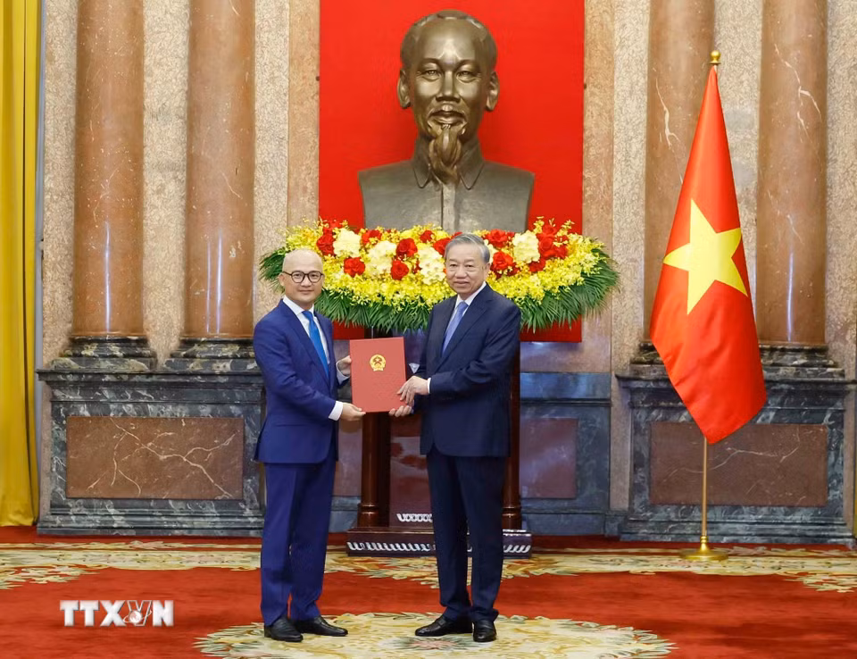 Tổng Bí thư, Chủ tịch nước Tô Lâm trao Quyết định bổ nhiệm ông Trịnh Minh Mạnh làm Đại sứ đặc mệnh toàn quyền nước CHXHCN Việt Nam tại Ấn Độ, kiêm nhiệm Nepal và Vương quốc Bhutan. (Ảnh: Thống Nhất/TTXVN)
