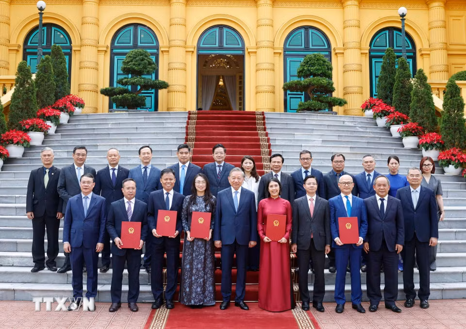 Tổng Bí thư, Chủ tịch nước Tô Lâm, các đại biểu và các Đại sứ được trao Quyết định. (Ảnh: Thống Nhất/TTXVN)