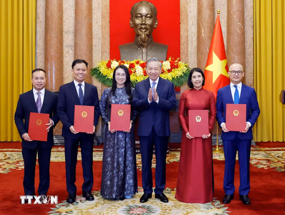 Tổng Bí thư, Chủ tịch nước Tô Lâm trao Quyết định bổ nhiệm cho 5 Đại sứ nước Cộng hòa xã hội Chủ nghĩa Việt Nam tại nước ngoài. (Ảnh: Thống Nhất/TTXVN)
