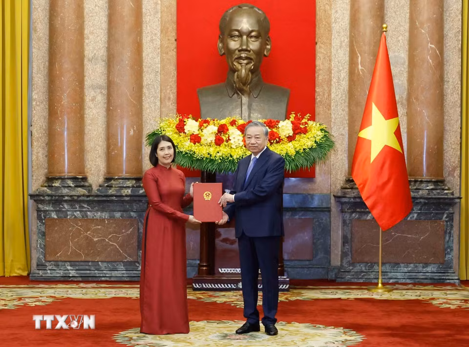 Tổng Bí thư, Chủ tịch nước Tô Lâm trao Quyết định bổ nhiệm bà Nguyễn Hương Trà làm Đại sứ đặc mệnh toàn quyền nước CHXHCN Việt Nam tại Vương quốc Bỉ, kiêm nhiệm Đại Công quốc Luxembourg và Đại diện thường trực Việt Nam bên cạnh Liên minh Châu Âu. (Ảnh: Thống Nhất/TTXVN)