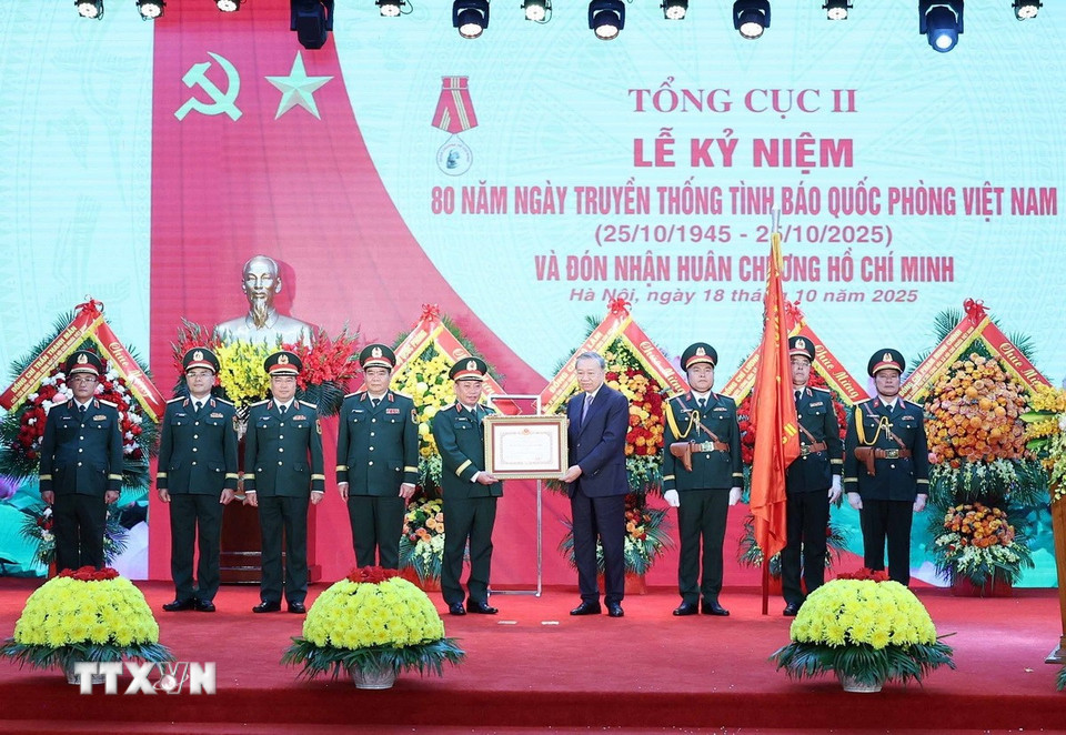 Tổng Bí thư Tô Lâm trao Huân chương Hồ Chí Minh cho lực lượng Tình báo Quốc phòng Việt Nam. (Ảnh: Thống Nhất/TTXVN)