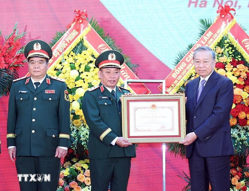Tổng Bí thư Tô Lâm trao Huân chương Hồ Chí Minh cho lực lượng Tình báo Quốc phòng Việt Nam. (Ảnh: Thống Nhất/TTXVN)
