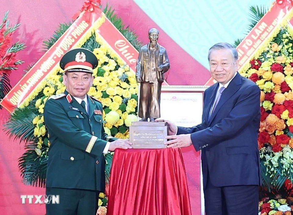 Tổng Bí thư Tô Lâm tặng bức tượng Chủ tịch Hồ Chí Minh cho Tổng cục II, Bộ Quốc phòng. (Ảnh: Thống Nhất/TTXVN)
