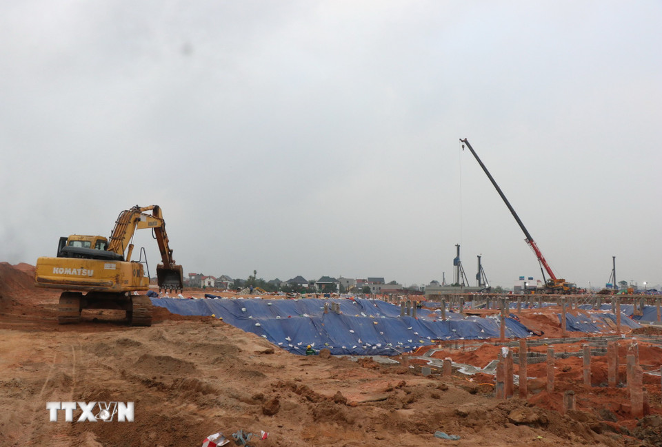 Nhà đầu tư huy động số lượng lớn nhân lực, vật lực "3 ca 4 kíp" thi công tại hạng mục Nhà ga hành khách VIP dự án Cảng Hàng không Quốc tế Gia Bình. (Ảnh: Thanh Thương/TTXVN)