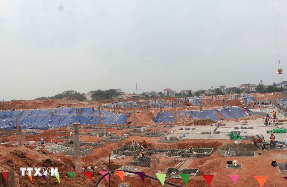 Nhà đầu tư huy động số lượng lớn nhân lực, vật lực "3 ca 4 kíp" thi công tại hạng mục Nhà ga hành khách VIP dự án Cảng Hàng không Quốc tế Gia Bình. (Ảnh: Thanh Thương/TTXVN)