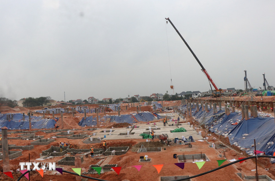 Nhà đầu tư huy động số lượng lớn nhân lực, vật lực "3 ca 4 kíp" thi công tại hạng mục Nhà ga hành khách VIP dự án Cảng Hàng không Quốc tế Gia Bình. (Ảnh: Thanh Thương/TTXVN)