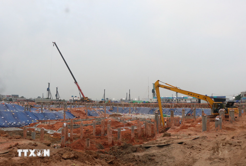 Nhà đầu tư huy động số lượng lớn nhân lực, vật lực "3 ca 4 kíp" thi công tại hạng mục Nhà ga hành khách VIP dự án Cảng Hàng không Quốc tế Gia Bình. (Ảnh: Thanh Thương/TTXVN)