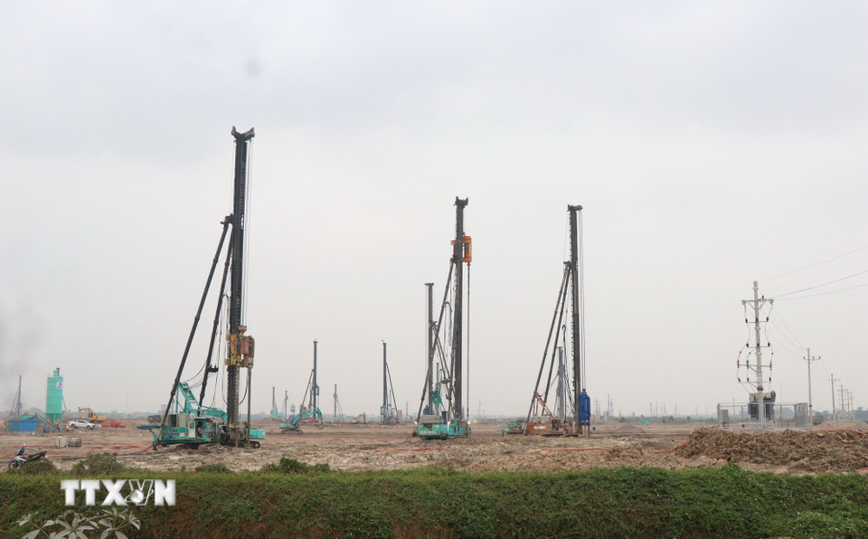 Hàng trăm các thiết bị máy móc được huy động thi công dự án. (Ảnh: Thanh Thương/ TTXVN)
