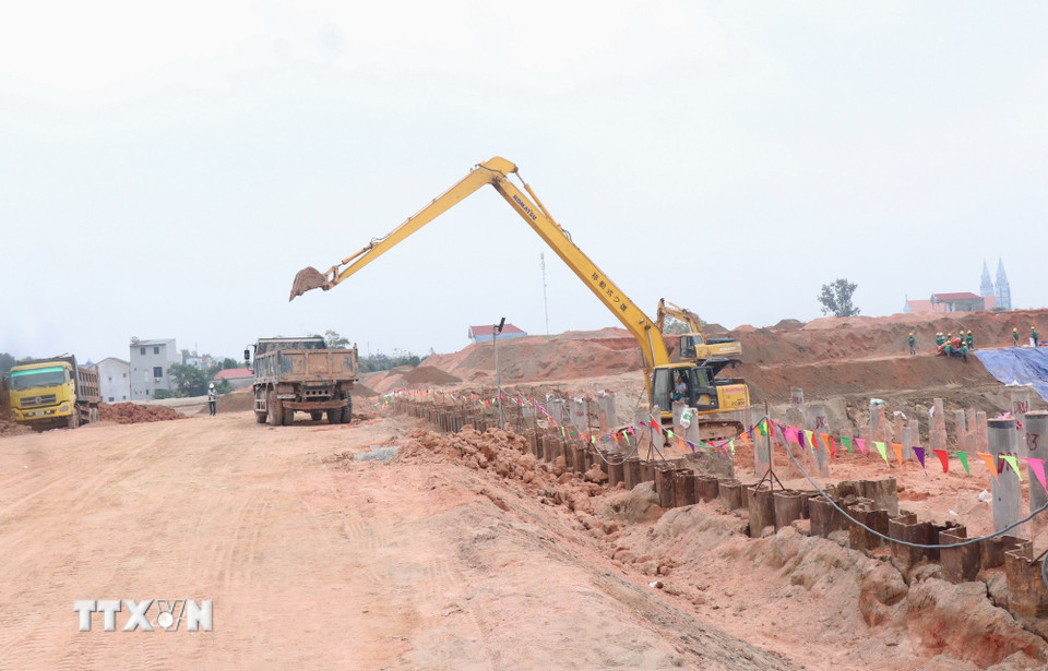 Nhà đầu tư huy động số lượng lớn nhân lực, vật lực "3 ca 4 kíp" thi công tại hạng mục Nhà ga hành khách VIP dự án Cảng Hàng không Quốc tế Gia Bình. (Ảnh: Thanh Thương/TTXVN)