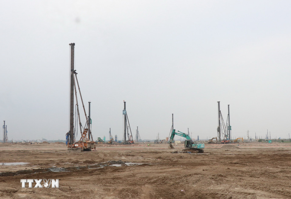 Trên công trường Dự án Cảng Hàng không Quốc tế Gia Bình luôn có hàng trăm giàn khoan thăm dò tại dự án. (Ảnh: Thanh Thương/TTXVN)