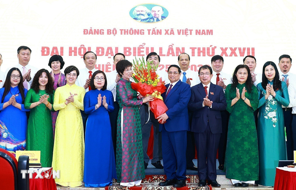 Đồng chí Phạm Minh Chính, Ủy viên Bộ Chính trị, Bí thư Đảng uỷ Chính phủ, Thủ tướng Chính phủ tặng hoa chúc mừng Ban Chấp hành Đảng bộ Thông tấn xã Việt Nam lần thứ 27, nhiệm kỳ 2025-2030. (Ảnh: Dương Giang/TTXVN)