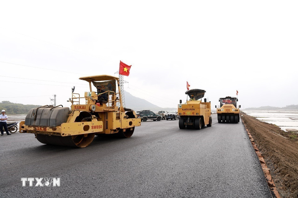 Không khí làm việc khẩn trương trên công trường cao tốc tại dự án thành phần Chí Thạnh-Vân Phong. (Ảnh: Xuân Triệu/TTXVN)