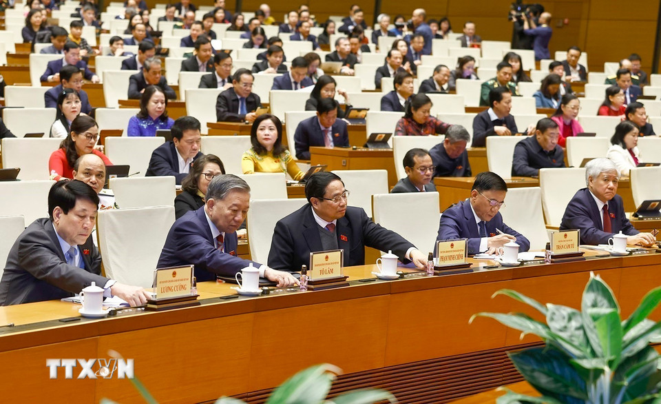 Sự kiện 5: Triển khai các nghị quyết chiến lược để phát triển đất nước nhanh, bền vững. Trong ảnh: Tổng Bí thư Tô Lâm, Chủ tịch nước Lương Cường, Thủ tướng Phạm Minh Chính, Chủ tịch Quốc hội Trần Thanh Mẫn biểu quyết thông qua các luật, nghị quyết. (Ảnh: Doãn Tấn/ TTXVN)